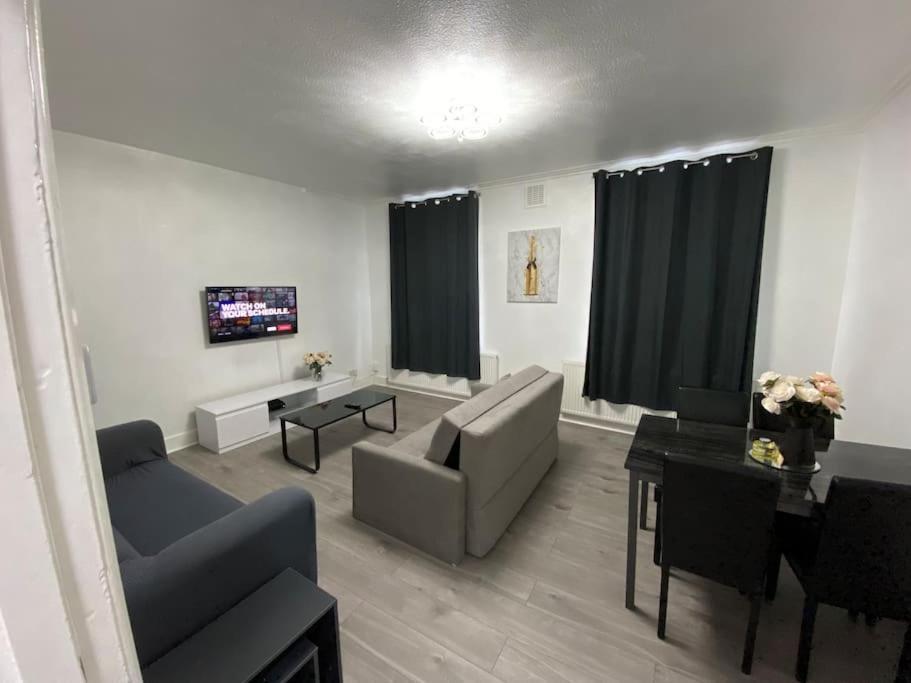 2 Bedroom Flat In Apartment