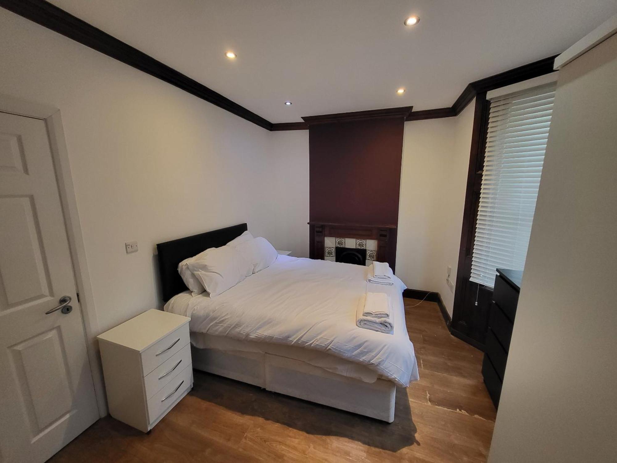 Large 4 Bedroom House In * London