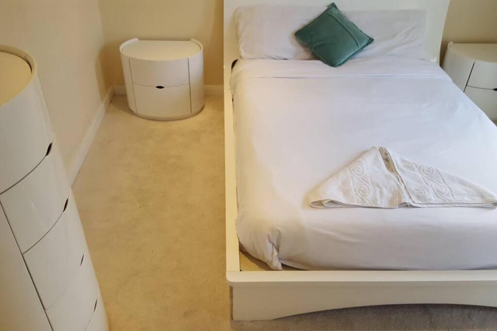 Stunning 3 Bedroom In Apartment London