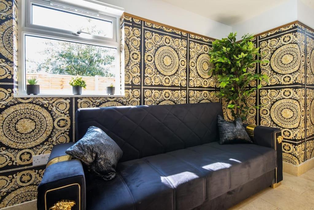 Luxury Versace 2 Bed, Hot Tub, Pool Table, Sky Tv * London