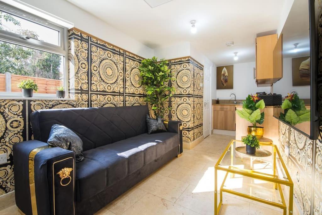 Luxury Versace 2 Bed, Hot Tub, Pool Table, Sky Tv Apartment *