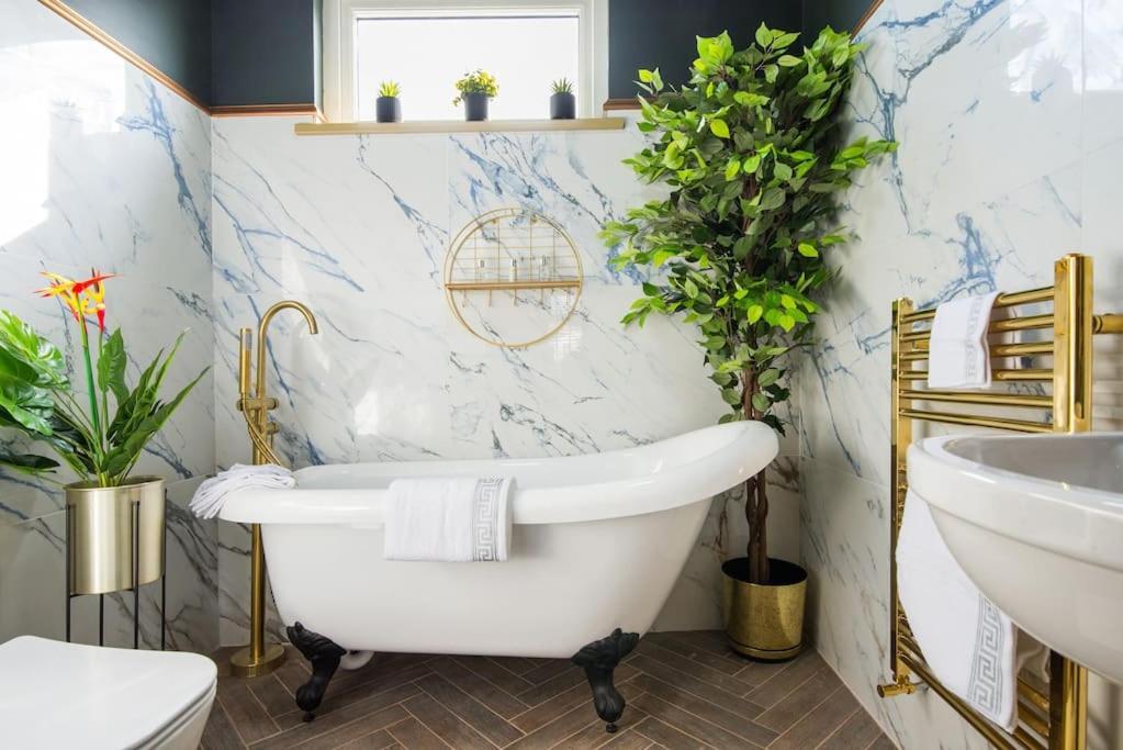 Luxury Versace 2 Bed, Hot Tub, Pool Table, Sky Tv London