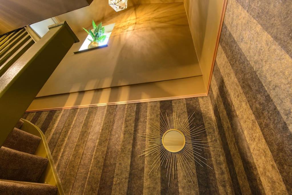 Luxury Versace 2 Bed, Hot Tub, Pool Table, Sky Tv London