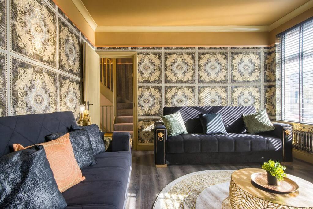 Apartment Luxury Versace 2 Bed, Hot Tub, Pool Table, Sky Tv