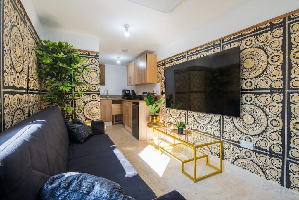 Luxury Versace 2 Bed, Hot Tub, Pool Table, Sky Tv London