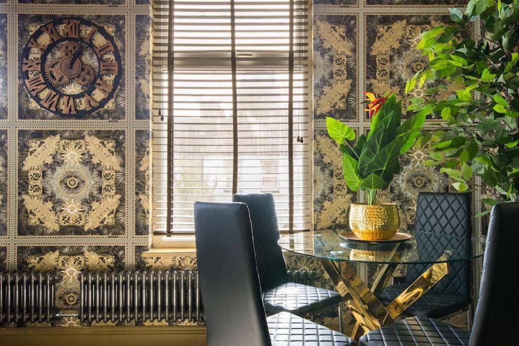 Luxury Versace 2 Bed, Hot Tub, Pool Table, Sky Tv * London