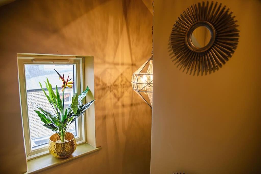 Apartment Luxury Versace 2 Bed, Hot Tub, Pool Table, Sky Tv London