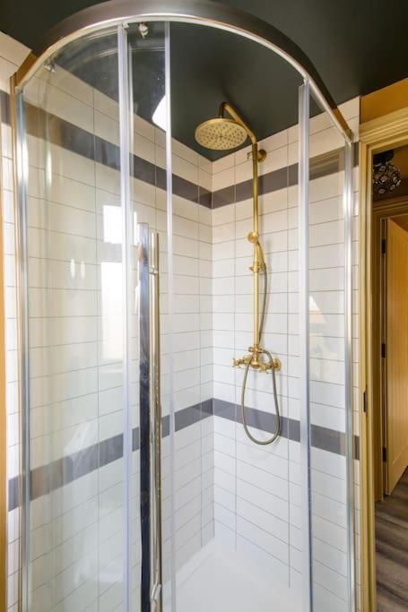 Luxury Versace 2 Bed, Hot Tub, Pool Table, Sky Tv Apartment London