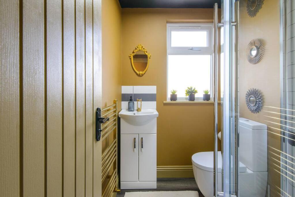 Luxury Versace 2 Bed, Hot Tub, Pool Table, Sky Tv Apartment *