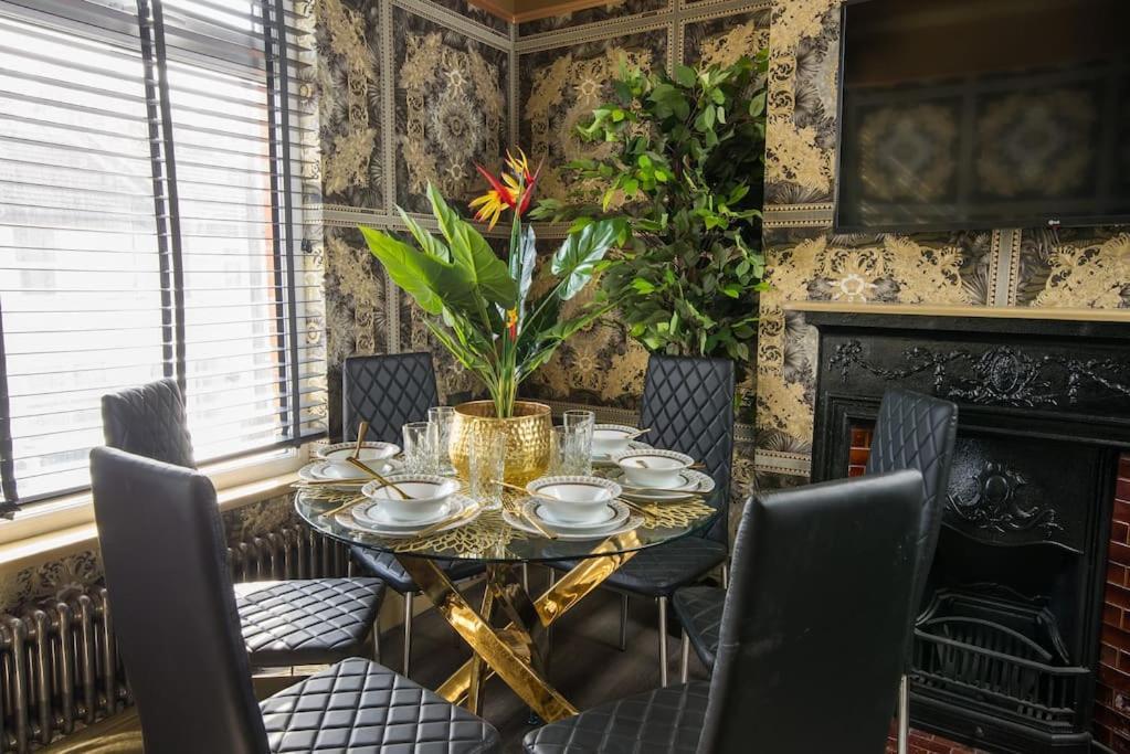 Luxury Versace 2 Bed, Hot Tub, Pool Table, Sky Tv * London