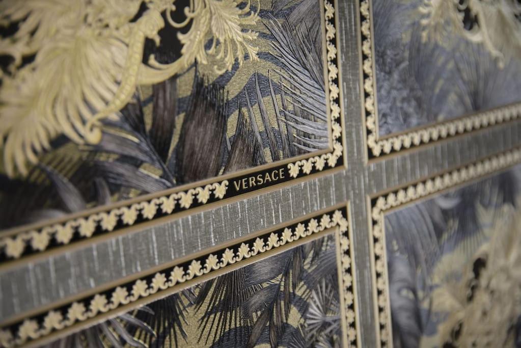 Luxury Versace 2 Bed, Hot Tub, Pool Table, Sky Tv Apartment London