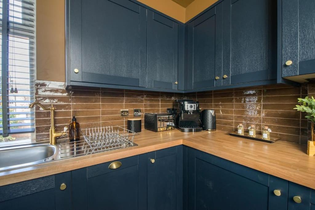 Luxury Versace 2 Bed, Hot Tub, Pool Table, Sky Tv Apartment