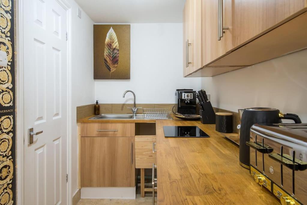 Apartment Luxury Versace 2 Bed, Hot Tub, Pool Table, Sky Tv *