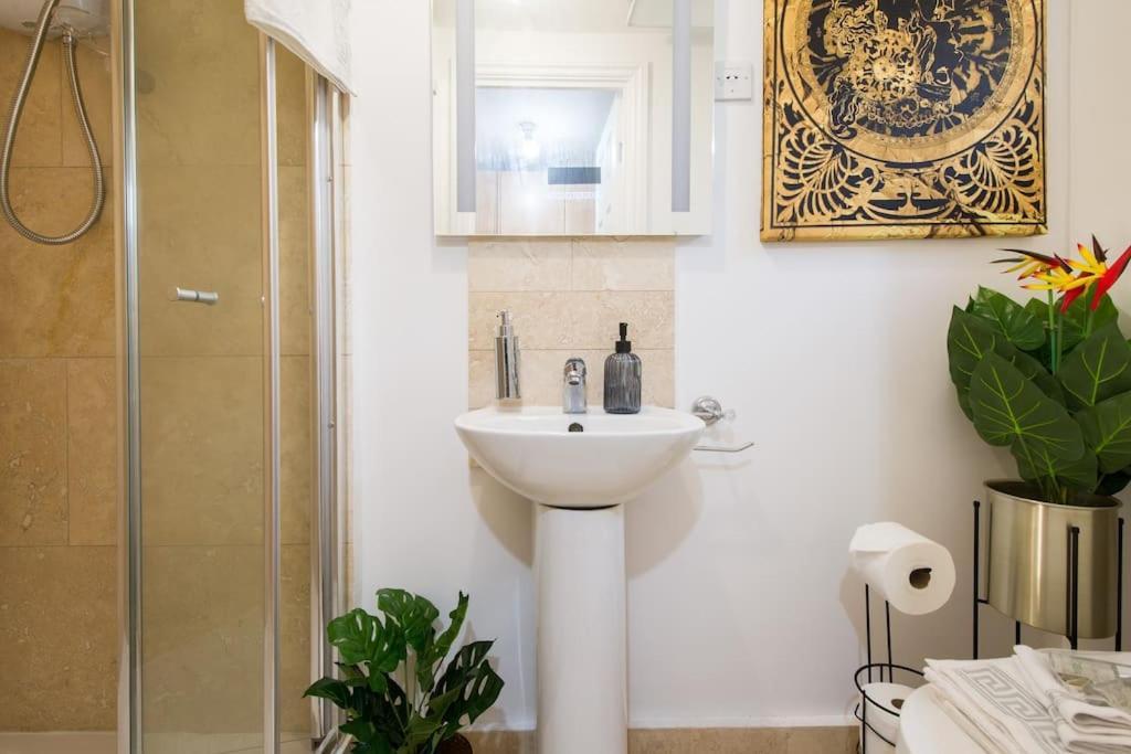 Luxury Versace 2 Bed, Hot Tub, Pool Table, Sky Tv *