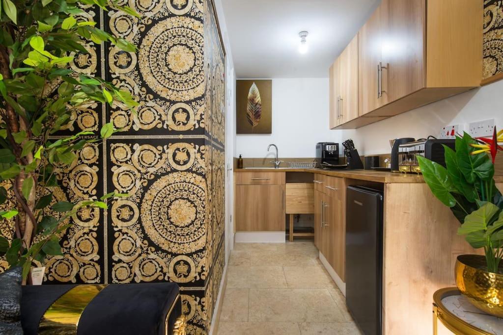 Luxury Versace 2 Bed, Hot Tub, Pool Table, Sky Tv Apartment *