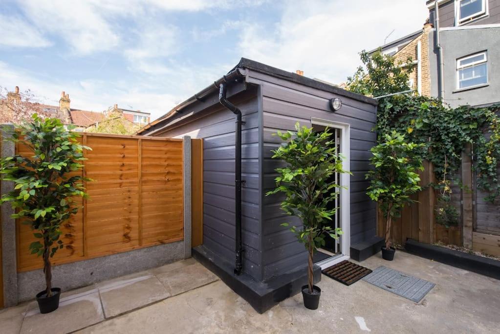 Luxury Versace 2 Bed, Hot Tub, Pool Table, Sky Tv * London