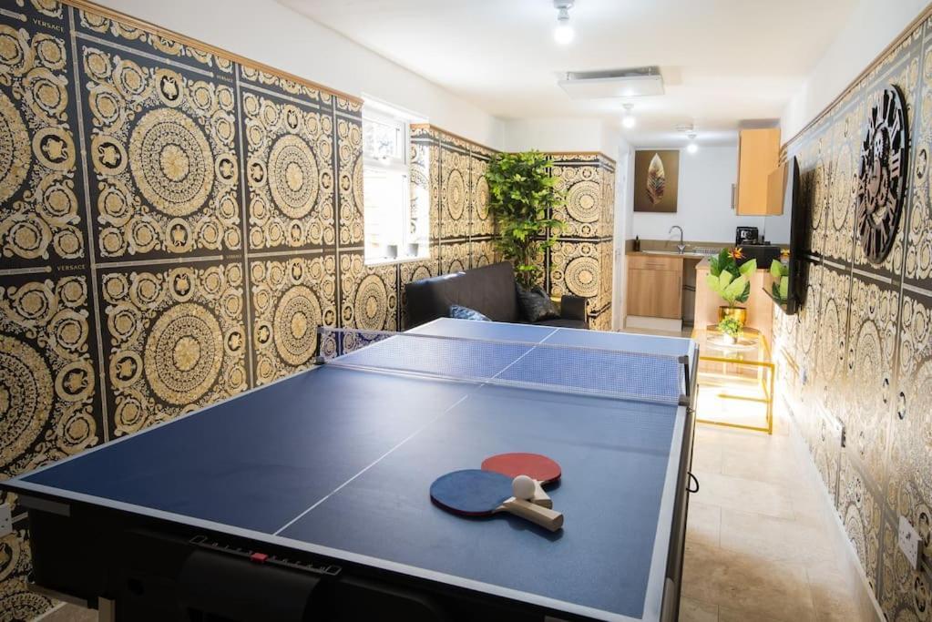 Luxury Versace 2 Bed, Hot Tub, Pool Table, Sky Tv Apartment London