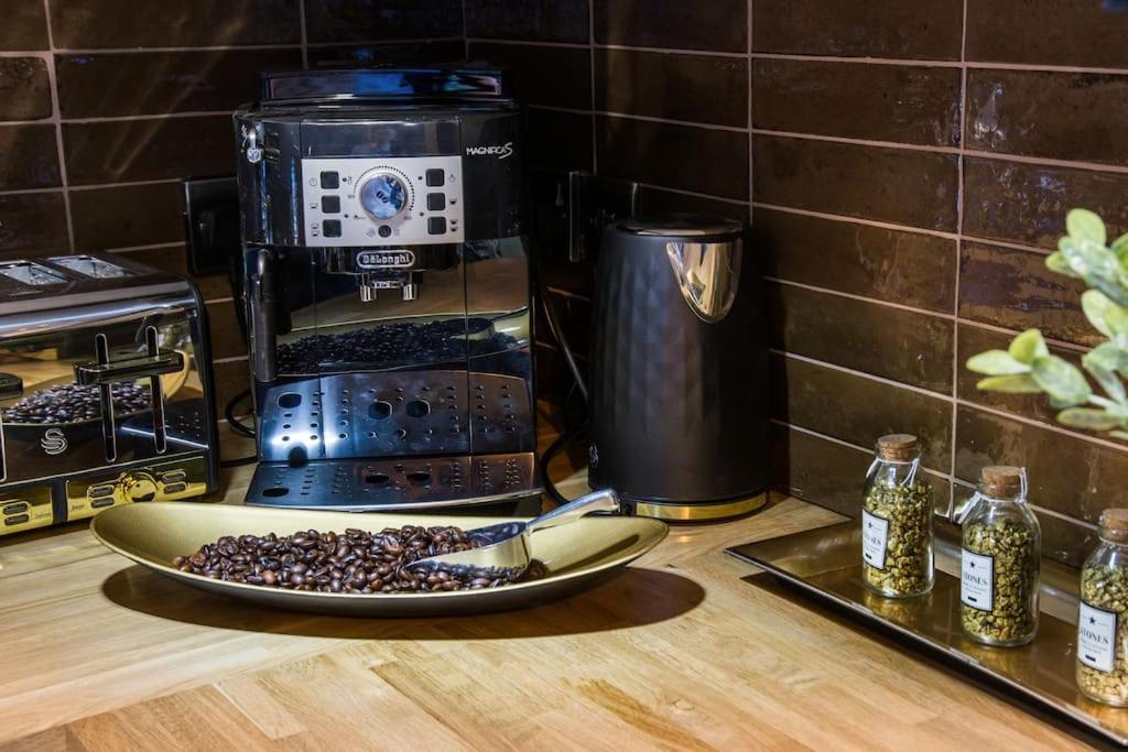 Luxury Versace 2 Bed, Hot Tub, Pool Table, Sky Tv * London