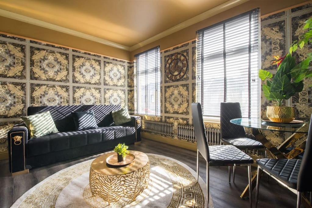 Apartment Luxury Versace 2 Bed, Hot Tub, Pool Table, Sky Tv London
