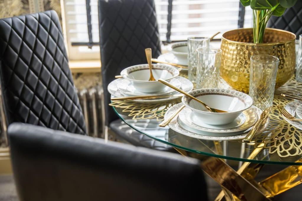 Luxury Versace 2 Bed, Hot Tub, Pool Table, Sky Tv * London