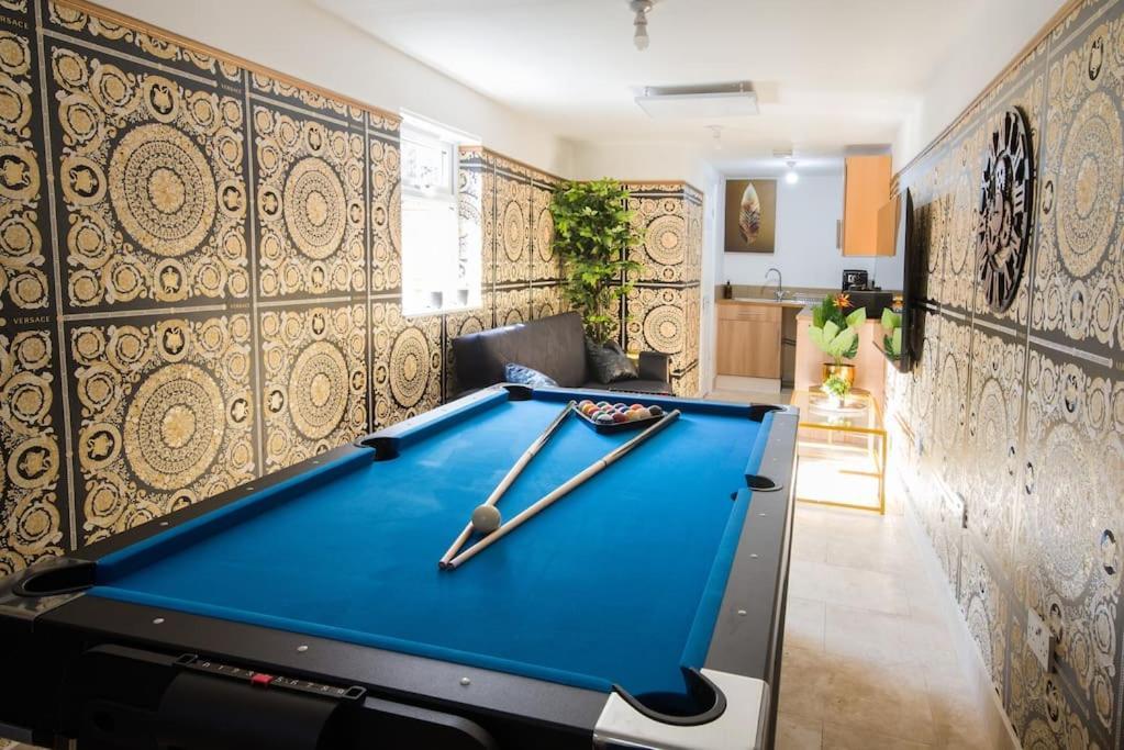 Luxury Versace 2 Bed, Hot Tub, Pool Table, Sky Tv Apartment London