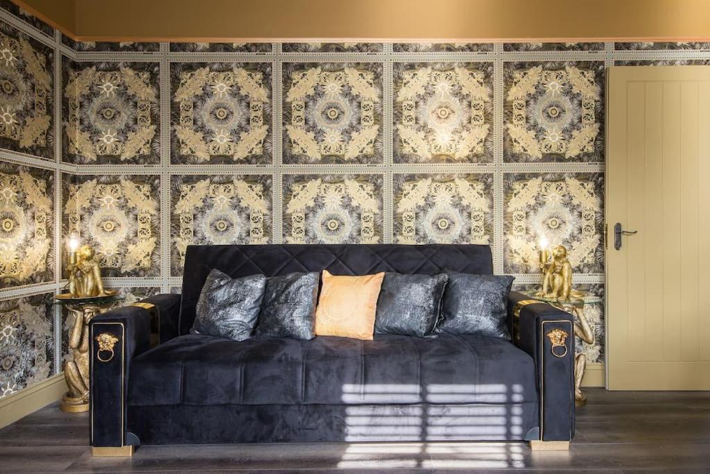 Apartment Luxury Versace 2 Bed, Hot Tub, Pool Table, Sky Tv