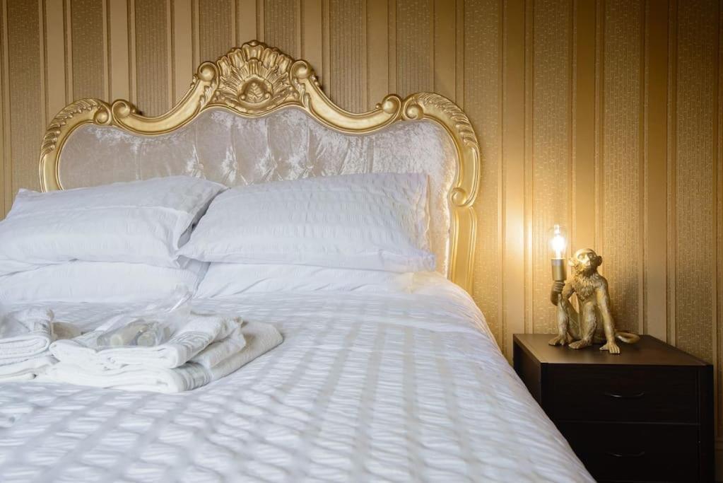 Luxury Versace 2 Bed, Hot Tub, Pool Table, Sky Tv London