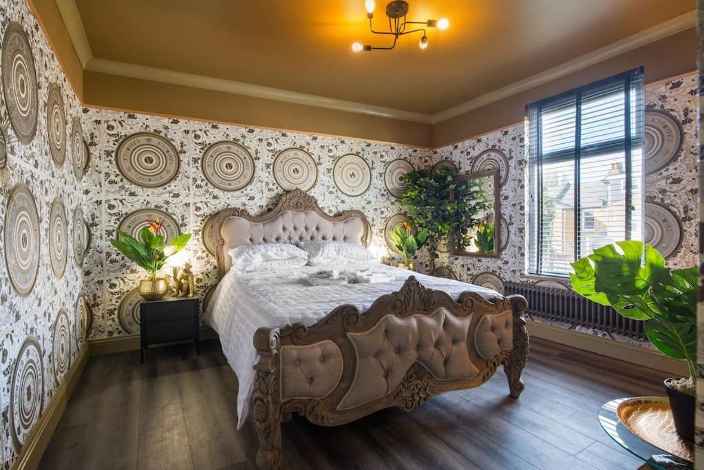 Luxury Versace 2 Bed, Hot Tub, Pool Table, Sky Tv London