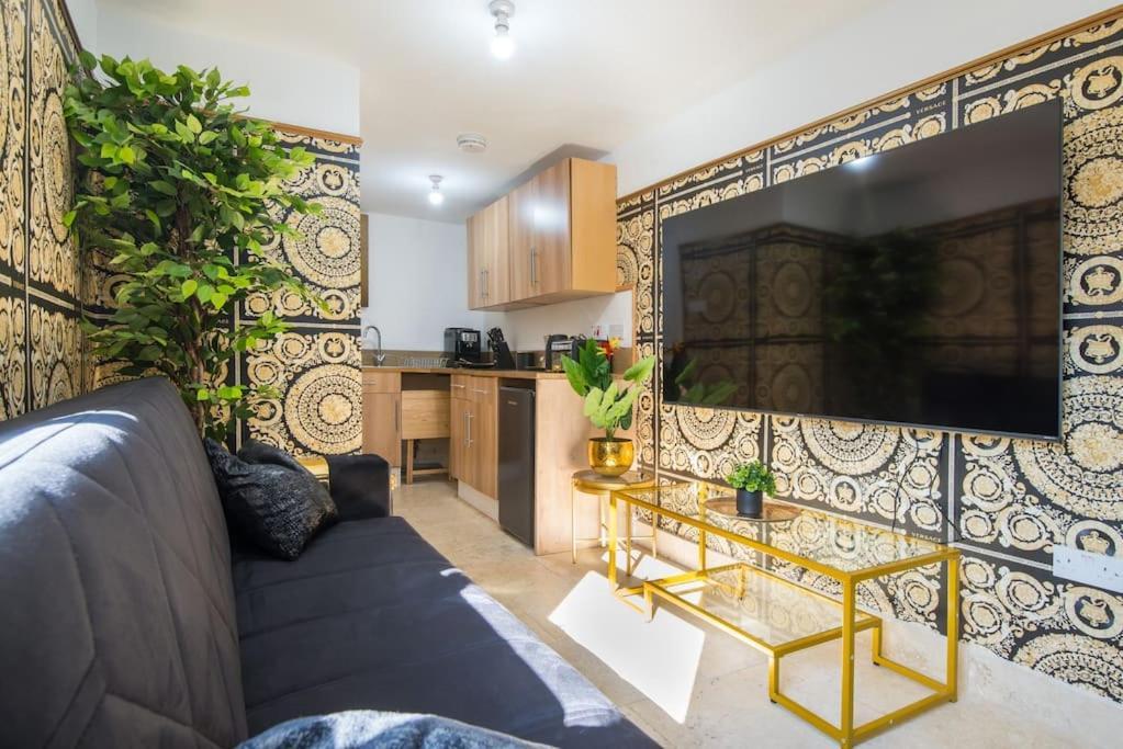Luxury Versace 2 Bed, Hot Tub, Pool Table, Sky Tv * London