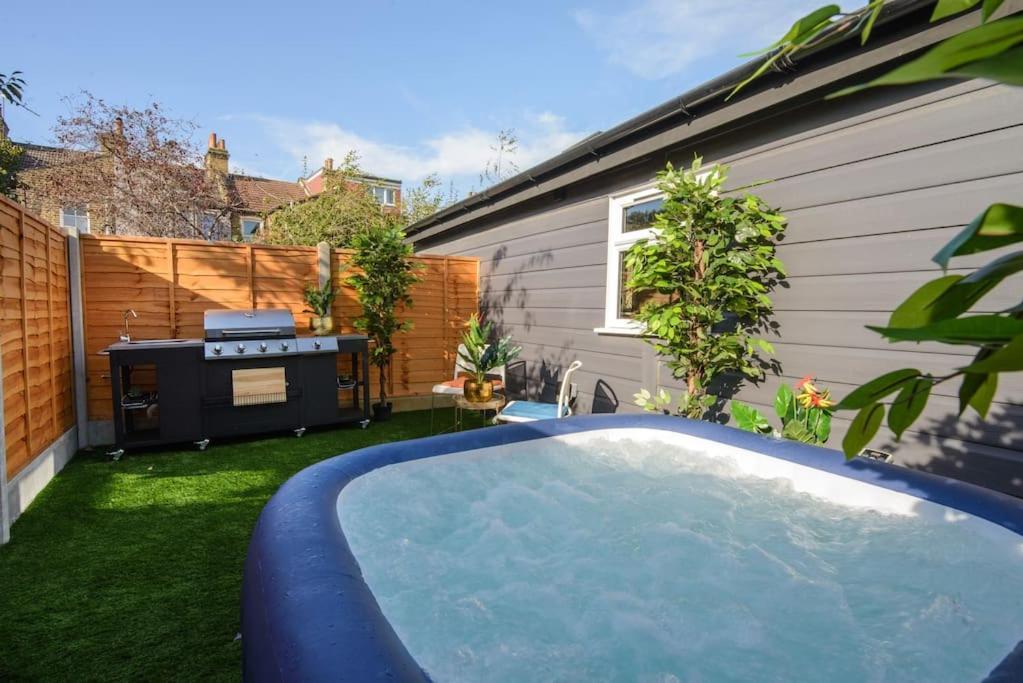 Luxury Versace 2 Bed, Hot Tub, Pool Table, Sky Tv Apartment London