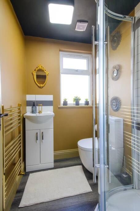Luxury Versace 2 Bed, Hot Tub, Pool Table, Sky Tv London