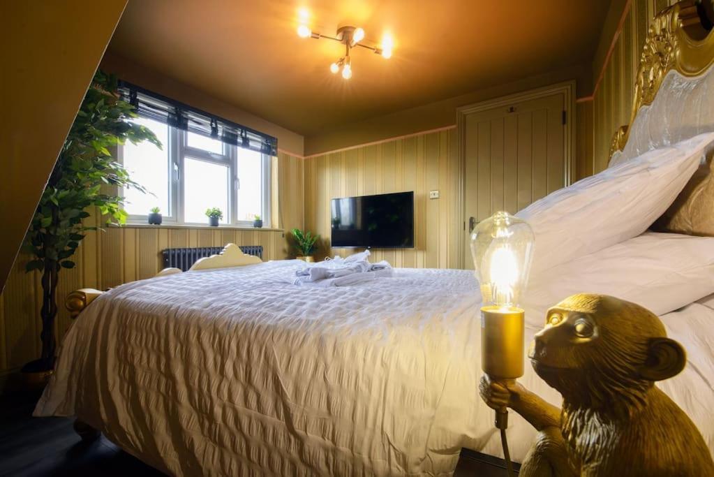 Apartment Luxury Versace 2 Bed, Hot Tub, Pool Table, Sky Tv *