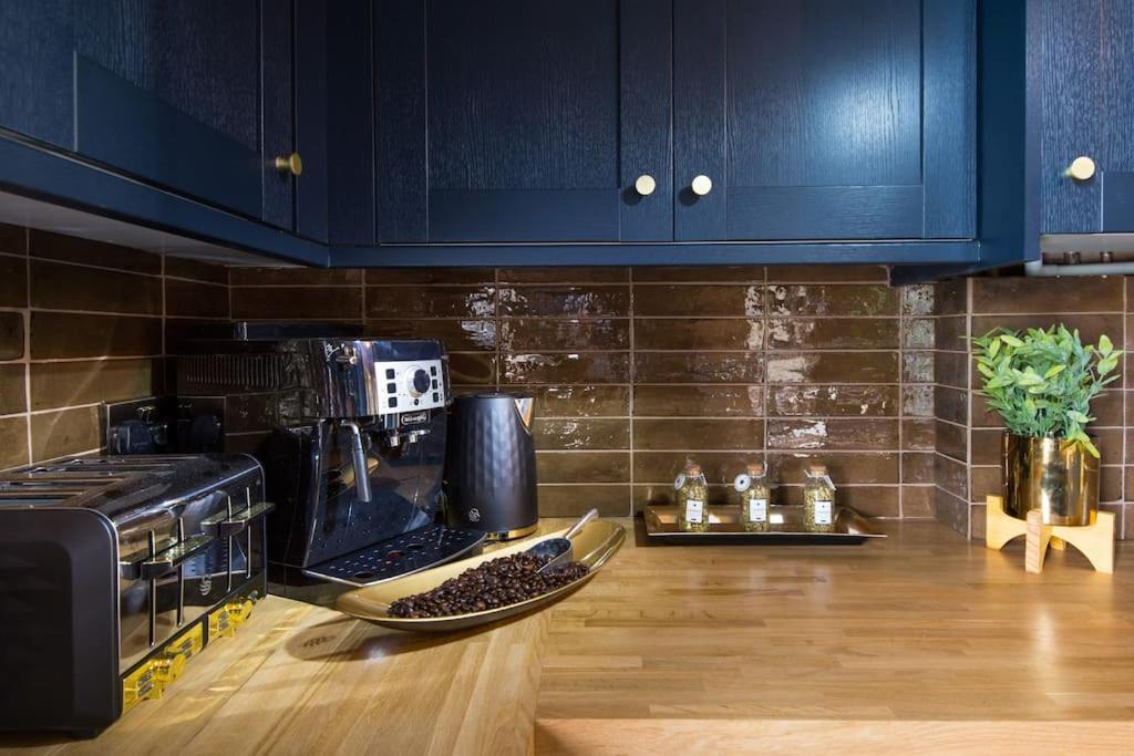Luxury Versace 2 Bed, Hot Tub, Pool Table, Sky Tv London