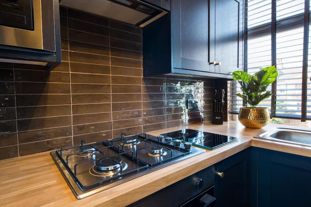 Apartment Luxury Versace 2 Bed, Hot Tub, Pool Table, Sky Tv *