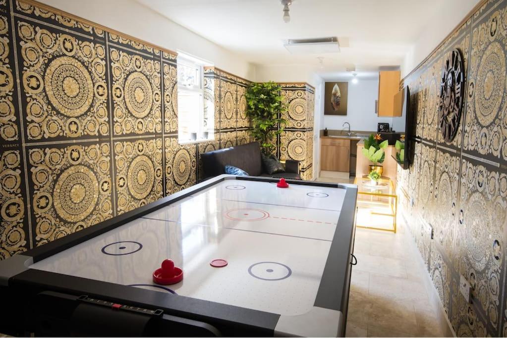 Luxury Versace 2 Bed, Hot Tub, Pool Table, Sky Tv *