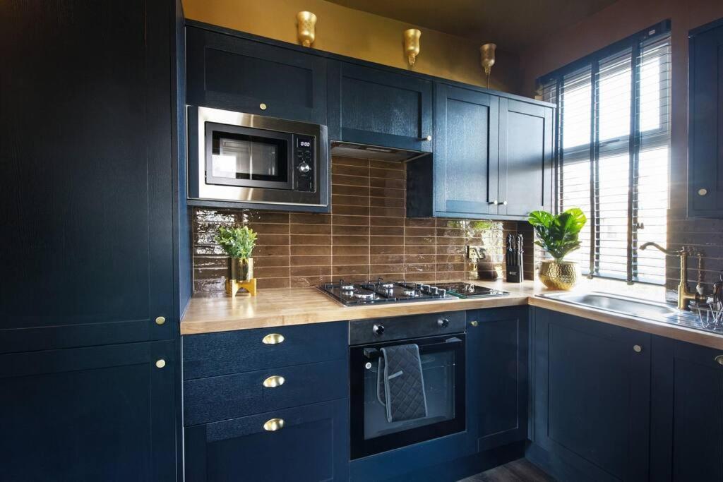 Apartment Luxury Versace 2 Bed, Hot Tub, Pool Table, Sky Tv London