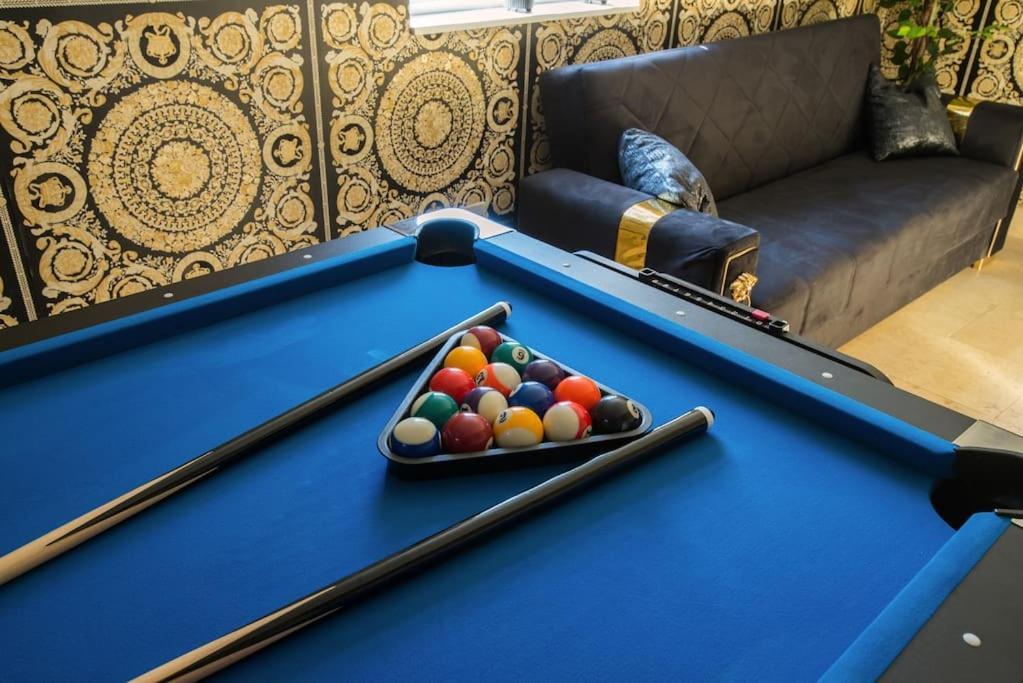 Apartment Luxury Versace 2 Bed, Hot Tub, Pool Table, Sky Tv