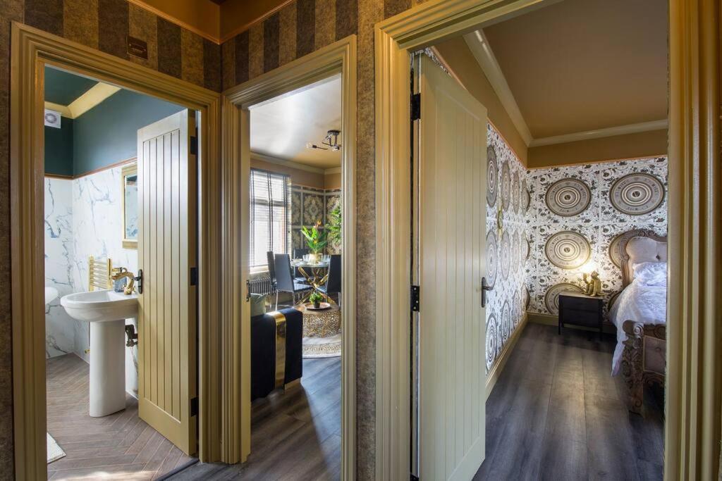 Luxury Versace 2 Bed, Hot Tub, Pool Table, Sky Tv London