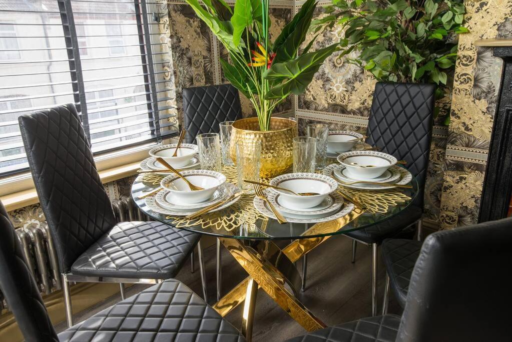 Luxury Versace 2 Bed, Hot Tub, Pool Table, Sky Tv London