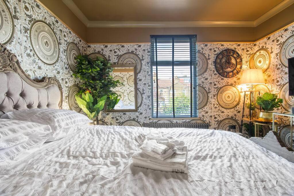 Luxury Versace 2 Bed, Hot Tub, Pool Table, Sky Tv Apartment