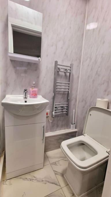 Apartamento 2 Bed Cosy Flat Close To Bus & Tube Station *