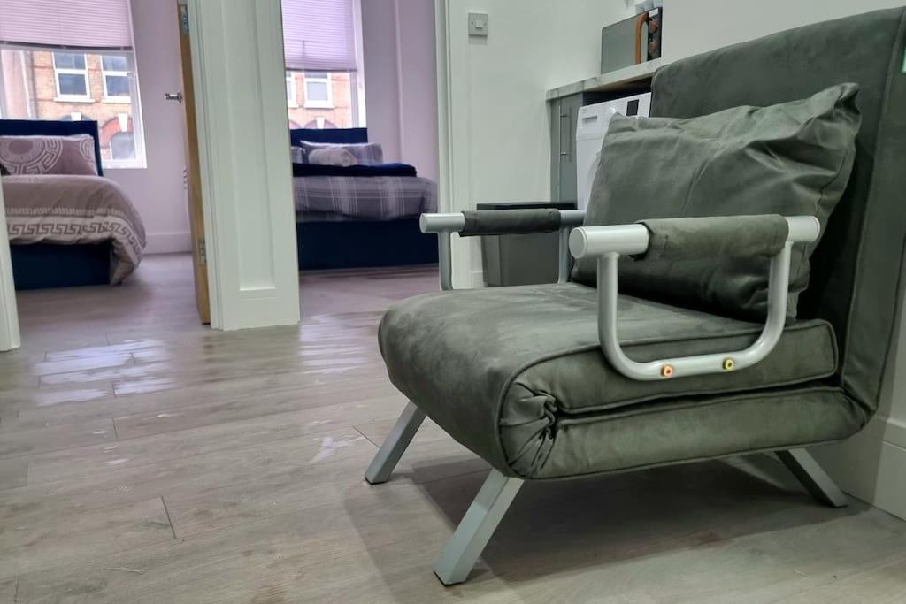 2 Bed Cosy Flat Close To Bus & Tube Station Londres