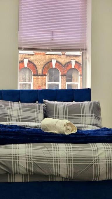 2 Bed Cosy Flat Close To Bus & Tube Station Apartamento