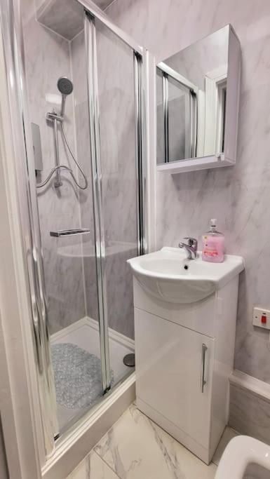 Apartamento 2 Bed Cosy Flat Close To Bus & Tube Station