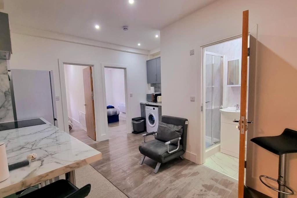 Apartamento 2 Bed Cosy Flat Close To Bus & Tube Station *