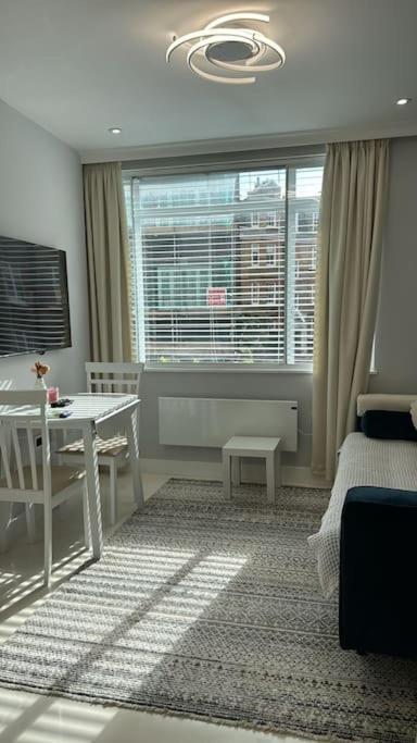 1 Bedroom Luxury Flat In Kensington Apartment London