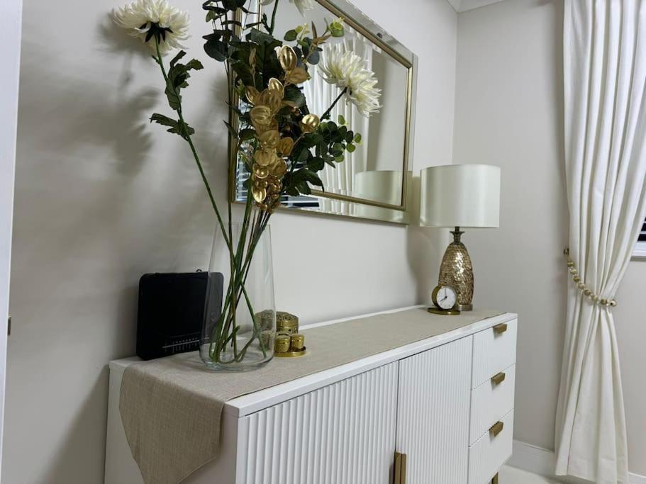 1 Bedroom Luxury Flat In Kensington Apartment