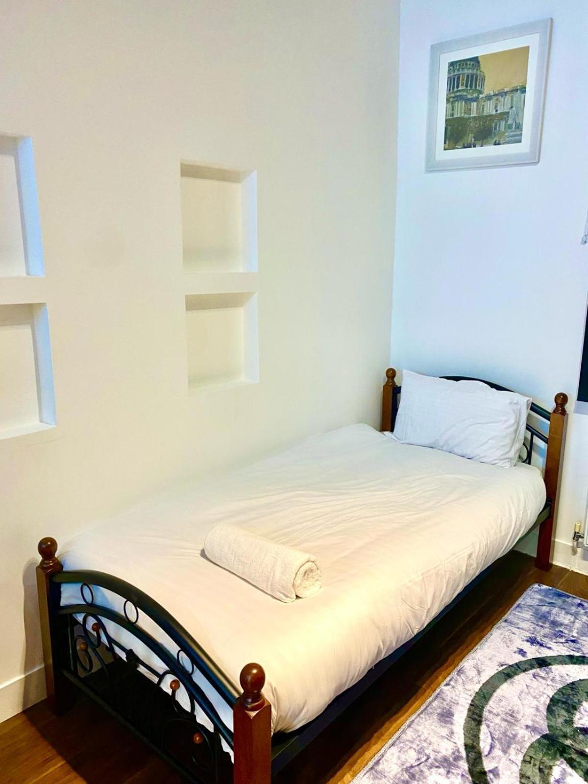 Entire One Bedroom Flat In Central Apartment