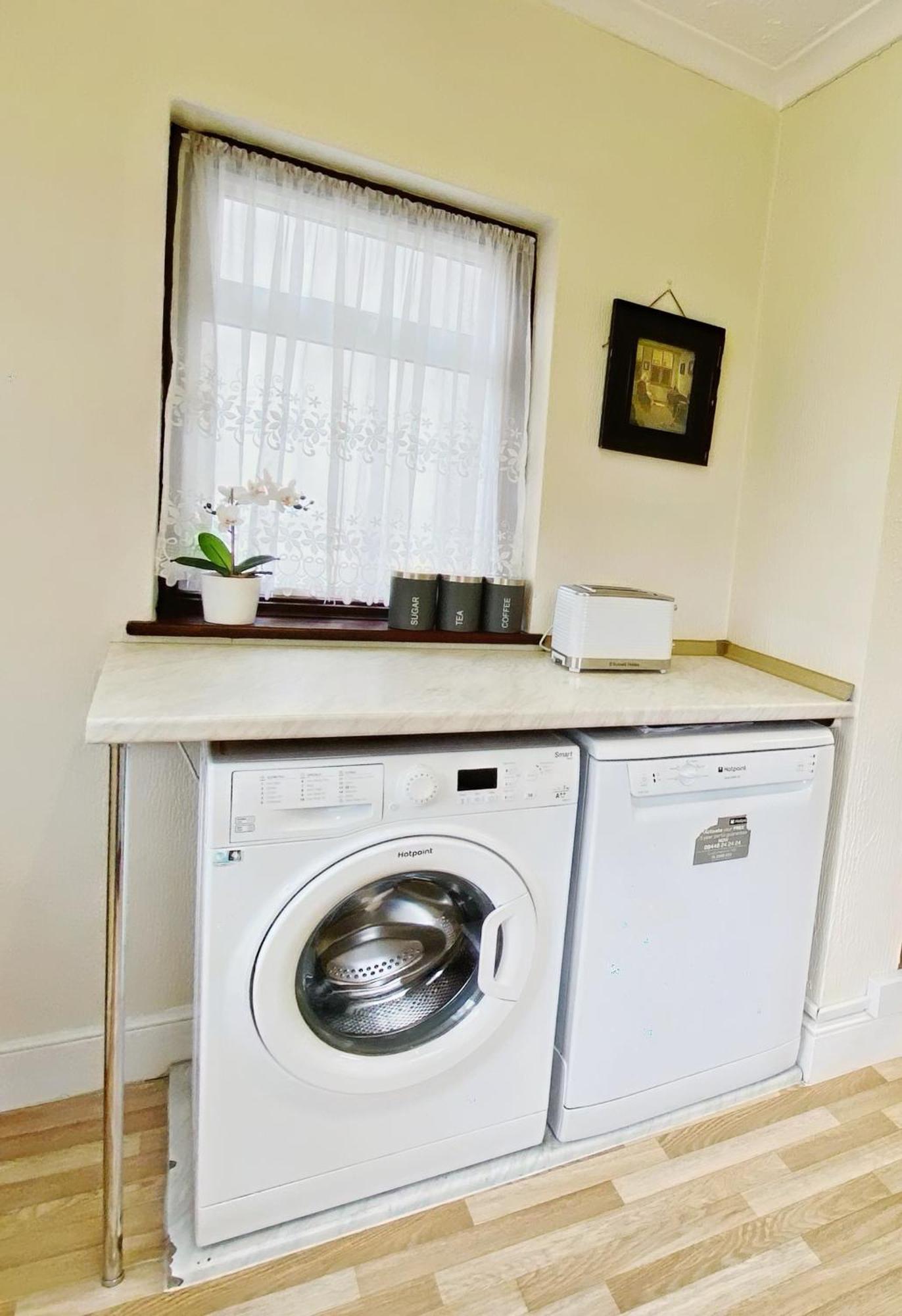 Barking House Sleeps 11 - Parking - Train Tube - Airport Holiday home