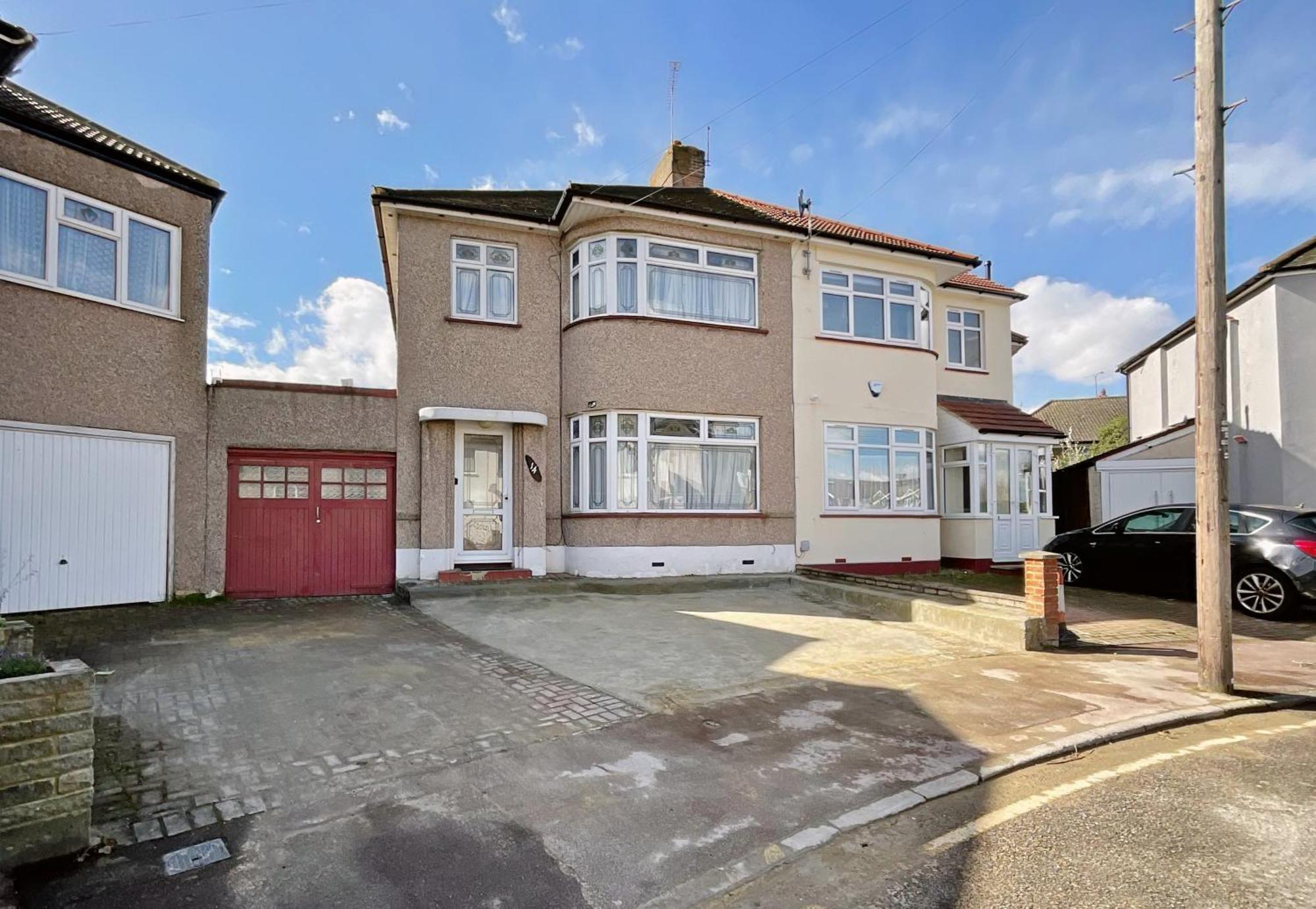 Barking House Sleeps 11 - Parking - Train Tube - Airport Holiday home *